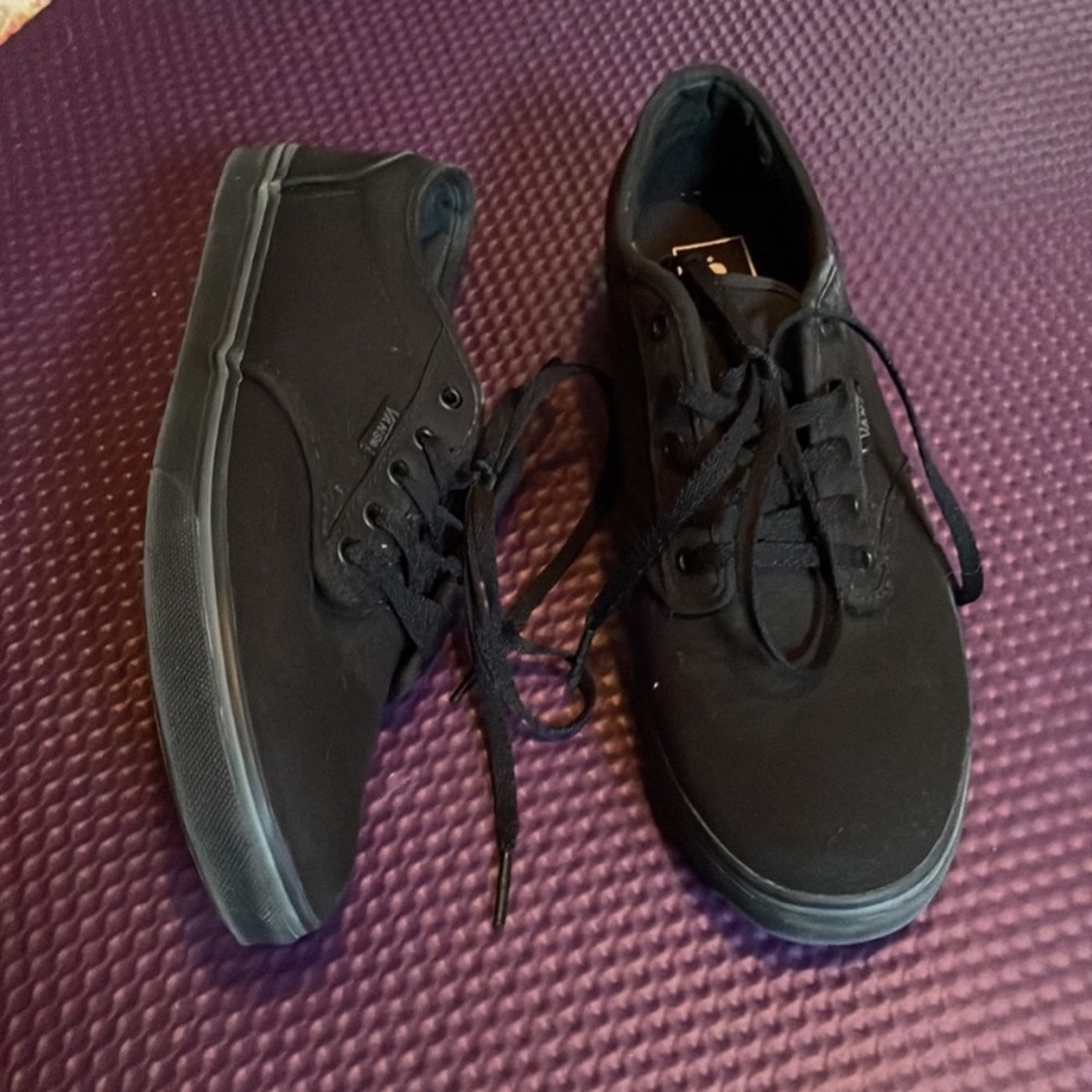 Vans Era black classic tennis shoe